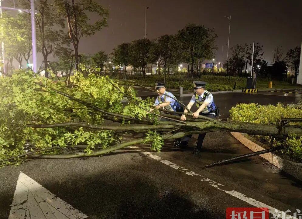 鄂州暴雨过后,全城主干道管道清淤现场:一场与淤泥的硬仗