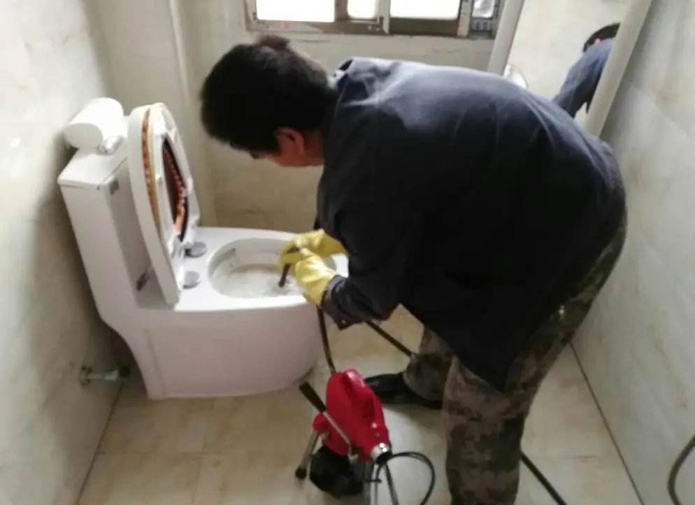 黄石美容院卫生间三天堵两次，拆开地漏我才发现真相
