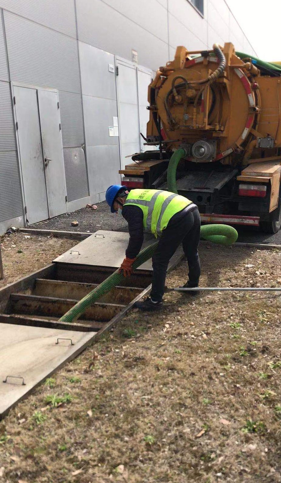 鄂州学校食堂隔油池规范化清理实地探访：那些看不见的油垢，正在悄悄堵住你的下水道