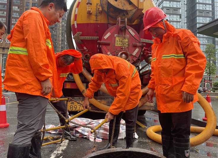 临街商铺雨水井堵了半年，罪魁祸首不是油污，是你们天天往里倒的洗地水