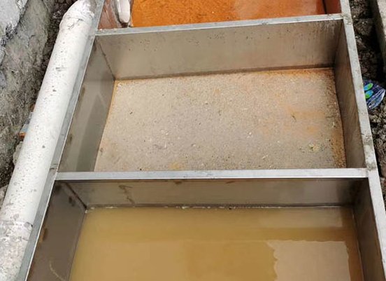 油水分离器三年没清，厨房排水管堵成“腊肠”，这到底是谁的责任？