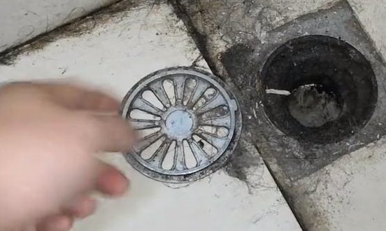 黄石下陆生鲜门店地漏反水,凌晨三点我蹲在污水里拆出的东西,让老板沉默了