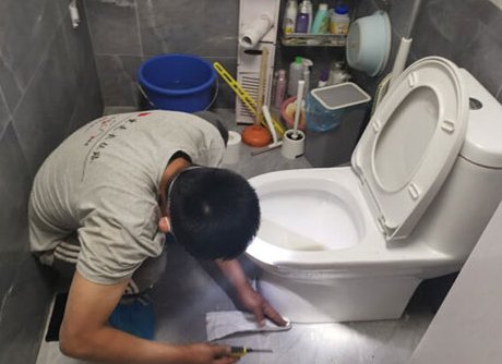 黄石深夜马桶堵塞紧急上门，一通电话后我看到了什么