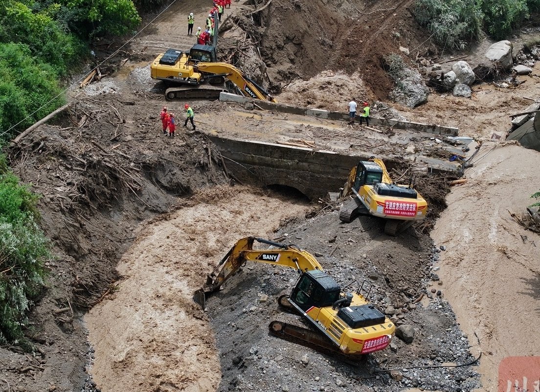 鄂州暴雨后管道塌方抢修现场:一个老小区的地下战争
