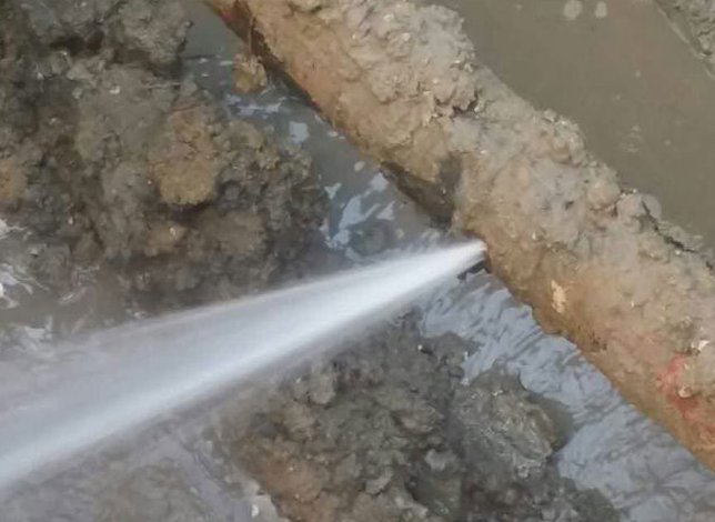 黄石管道查漏现场勘查：磁湖路商铺暗管渗水，砸了两块砖才找到漏点
