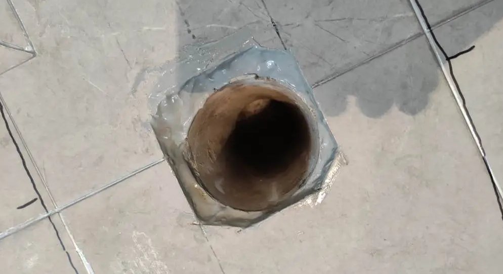 黄石西塞山区花园路老小区，马桶排污管破损，整栋楼跟着遭殃