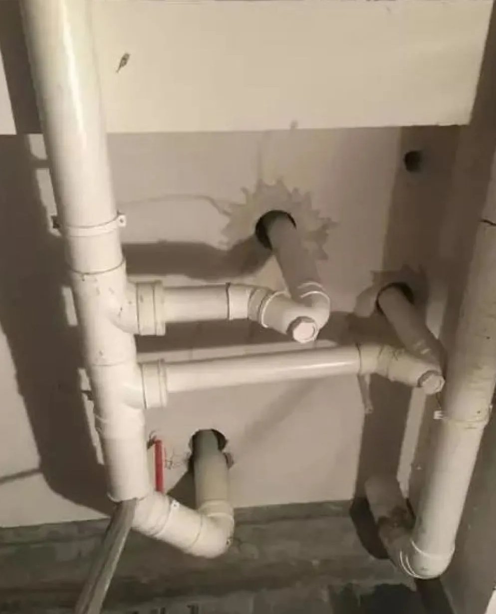 鄂州马桶移位后容易堵塞怎么解决？花几千块改下水，结果天天堵，这账算得过来吗？