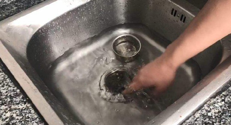 鄂州油污管道能用烧碱疏通吗?老疏通工揭秘:用错会炸管赔钱
