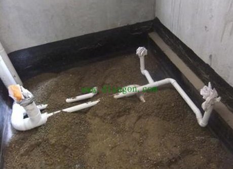 黄石团城山某小区一楼住户卫生间地漏反水，疏通完三天又堵，拆开才发现问题根源不在管道
