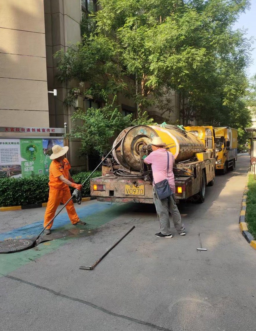 黄石老城区自建房化粪池三年没清,打开盖板那一刻我差点没站住