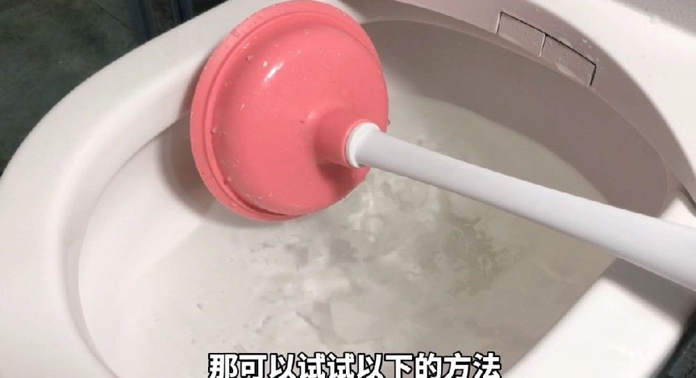 马桶堵了不一定是硬物卡死,西塞山区这家老小区厨房下水慢,原因藏在你想不到的地方