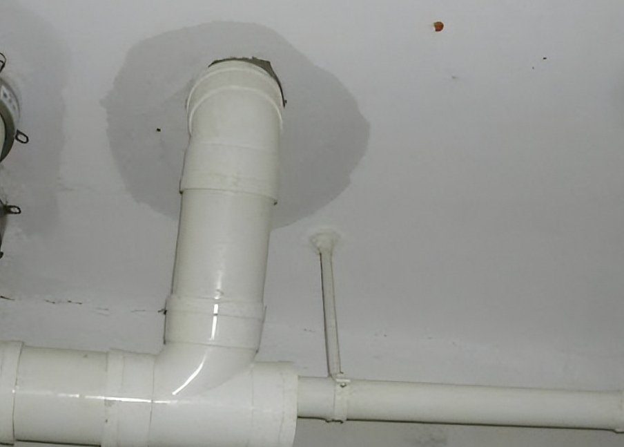 黄石阳新自建房室内暗管查漏维修：拆6次吊顶无果，剪力墙铸铁管锈穿终现形
