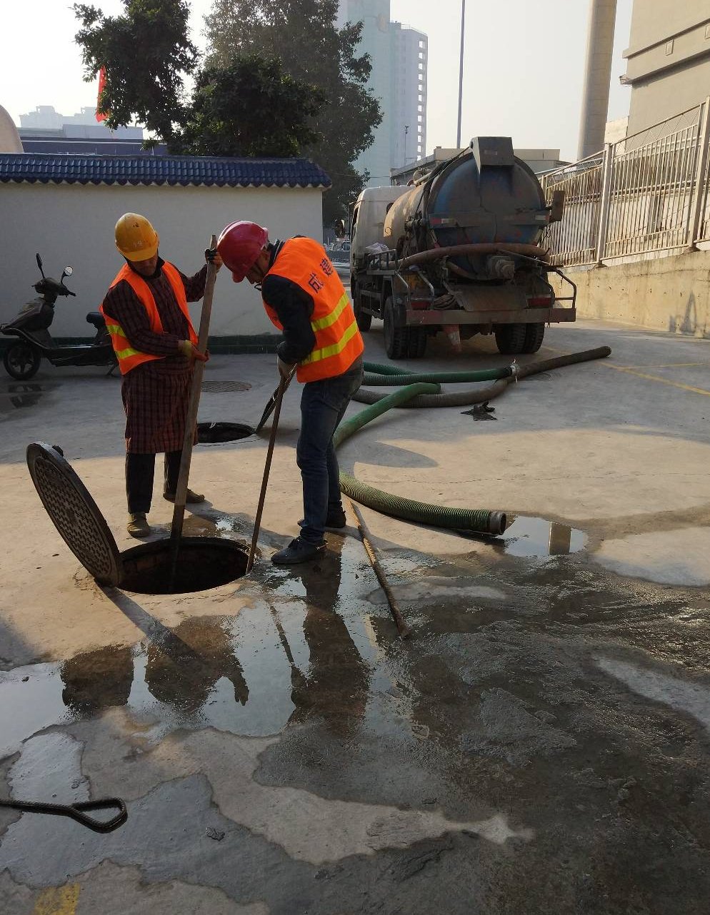 鄂州老旧小区油污结块堵死主管道，高压清洗车连夜进场分层疏通实录