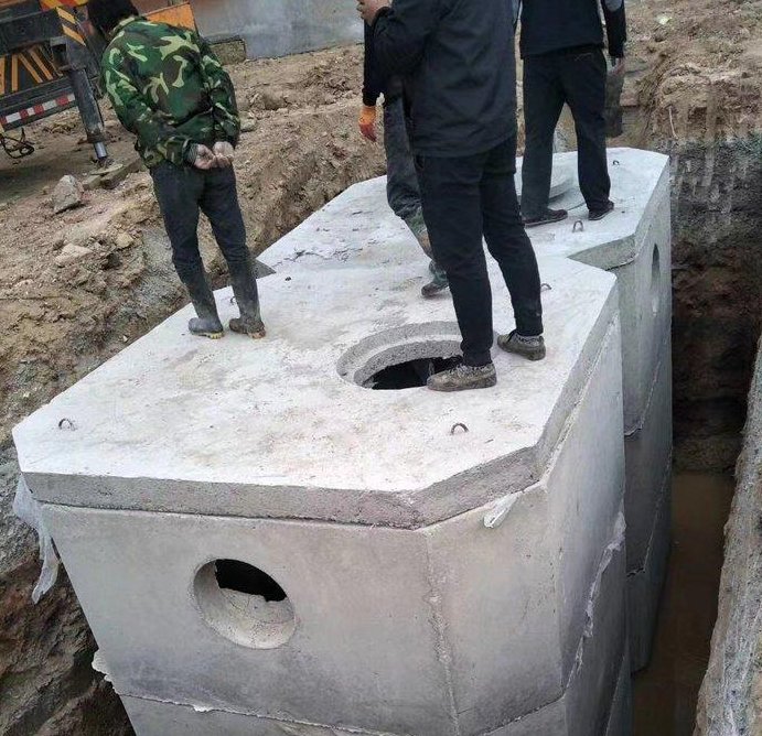 化粪池三年没清，雨季一到污水倒灌进院子，这股味道谁能扛得住？
