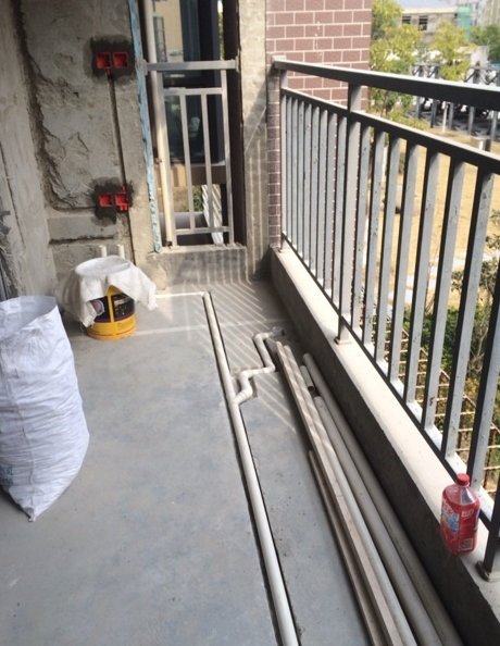 鄂州阳台雨水管道落叶堵塞防护改造案例：一场暴雨冲出的“高空隐患