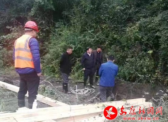 黄石西塞山老旧小区铸铁管锈穿漏水,楼下商铺天花板滴水三天,我们怎么用4小时止住?