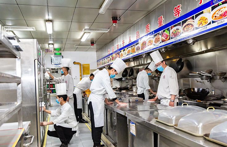 黄石港区延安路老牌粉面馆后厨排污管，三个月堵了八次，老板差点把店转了