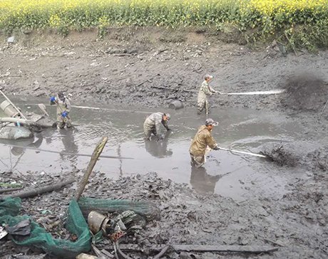 黄石花湖小区一楼住户,厨房下水道被水泥砂浆堵死,师傅上门一看直摇头