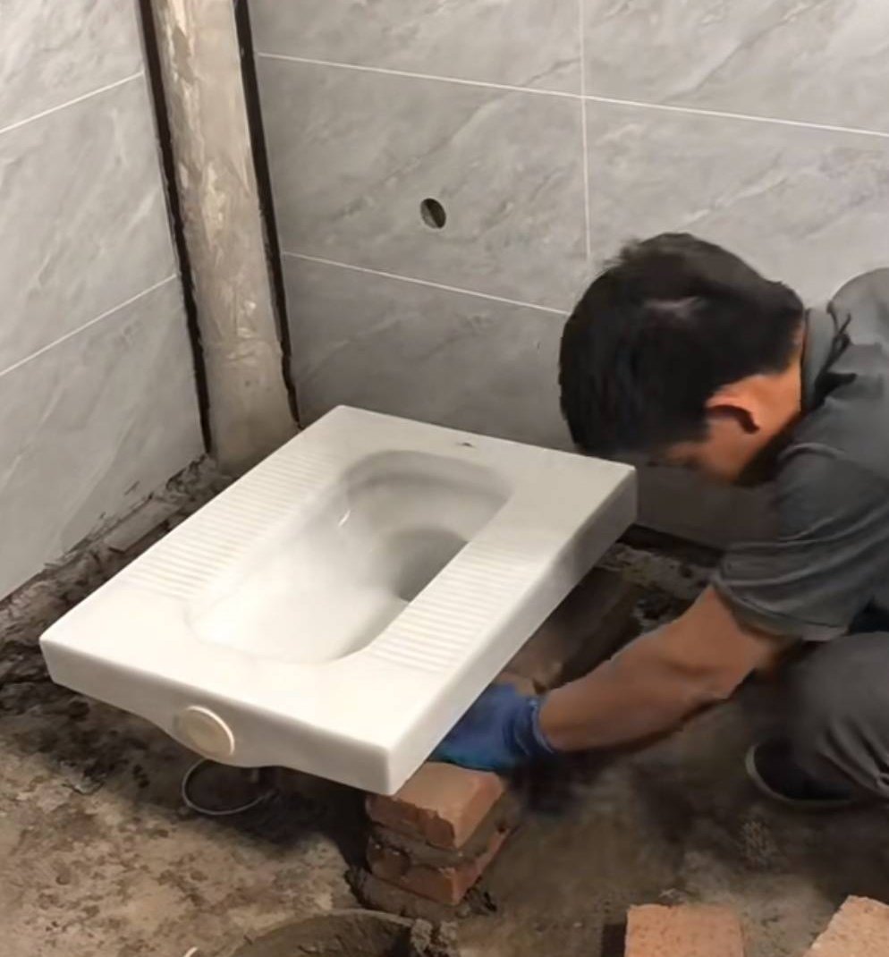 黄石团城山宏维小区蹲便器返水三个月,揭开地坪下沉引发的暗漏真相