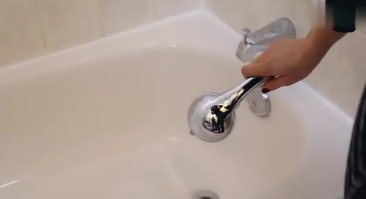 黄石浴缸疏通正规持证施工:花湖某小区浴缸返水三年,拆开一看全是“水泥壳